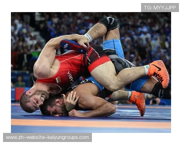 伊朗摔跤锁技获胜,站上冠军领奖台